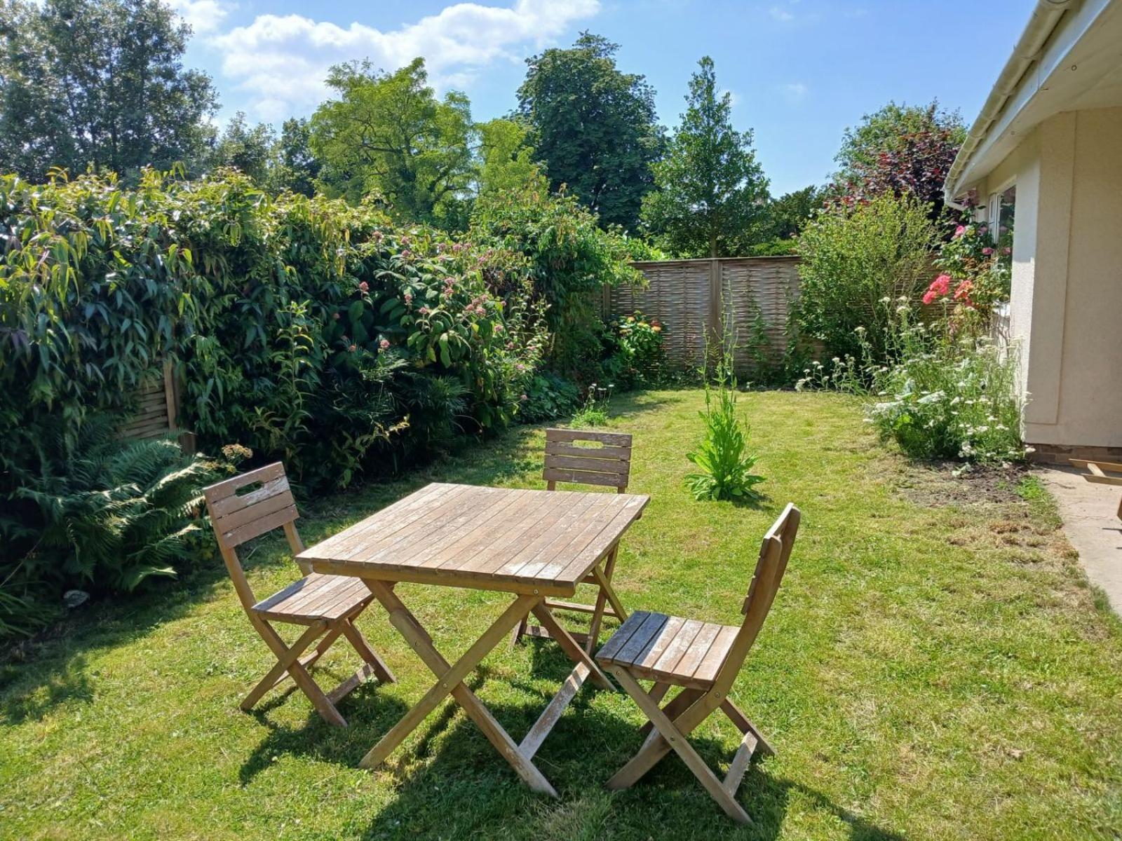 Peaceful Glastonbury Bungalow - Ideally Located ภายนอก รูปภาพ